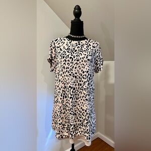 Boutique Lite Pink, Leopard Print,Short Sleeve dress
PTP 17”
Length 28”